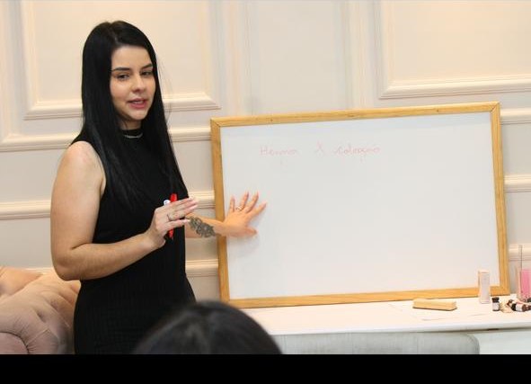 Karolyna ministrando o conteúdo teórico do curso