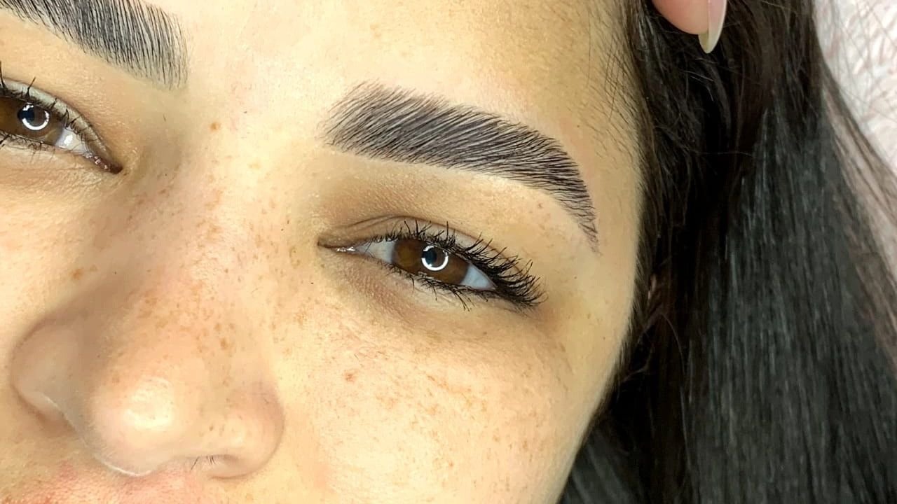 Resultado de Brow Lamination com sobrancelhas alinhadas